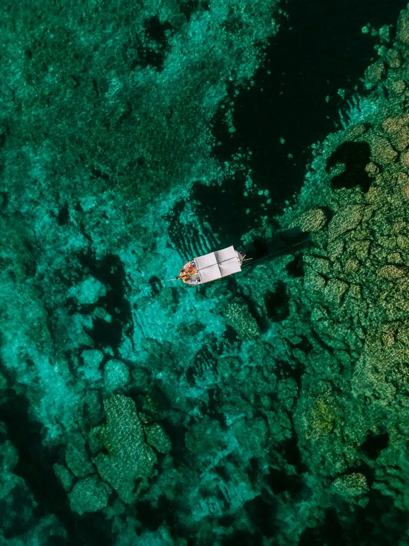 Vista aérea del Llaüt Na Rumba sobre aguas turquesa