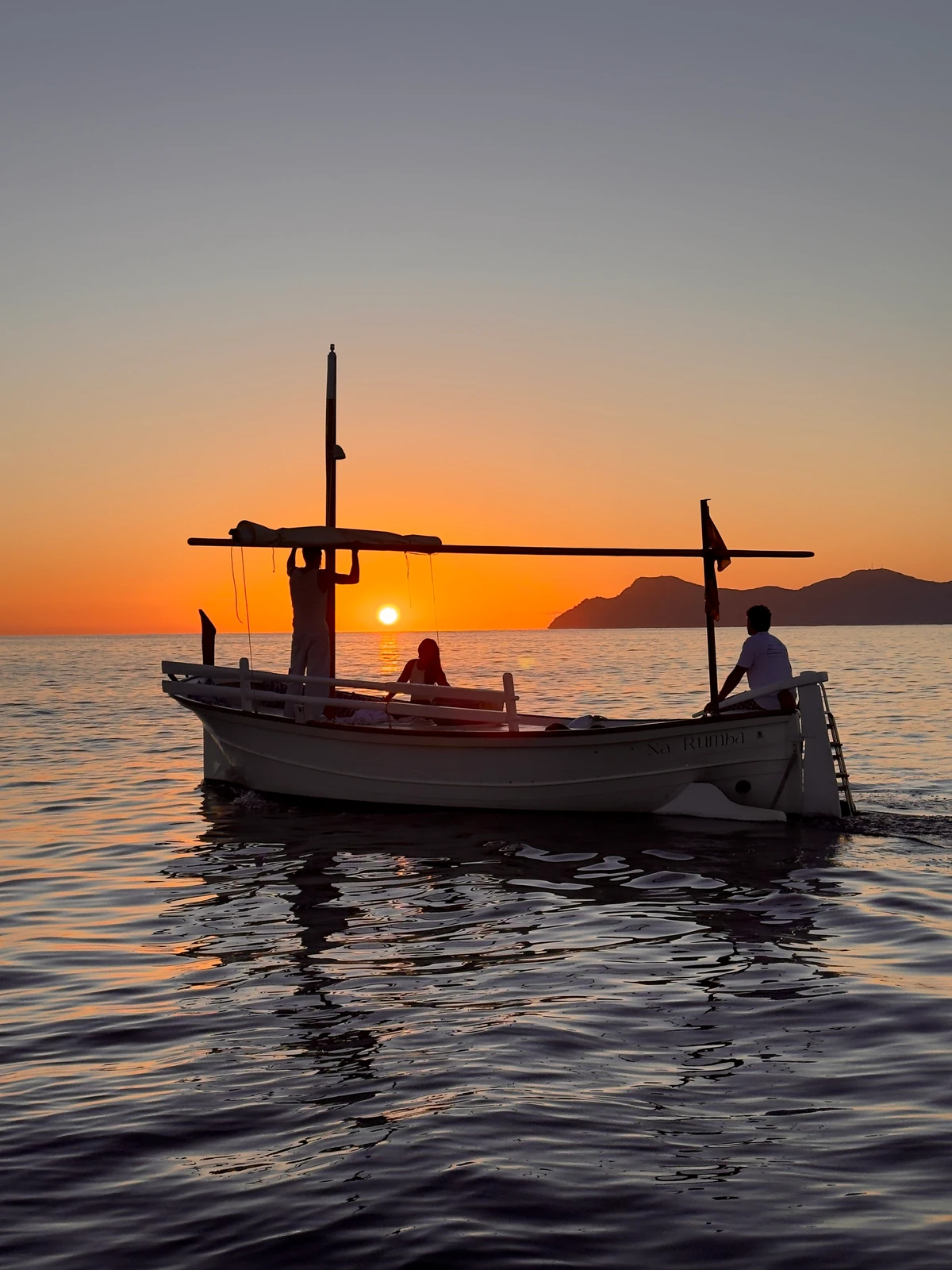 Llaüt Na Rumba navegando al amanecer, sunrise boat experience Mallorca norte